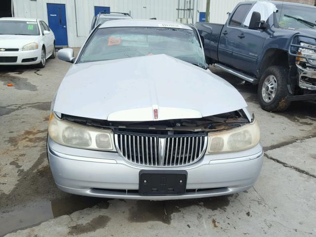 1LNFM82W0XY604475 - 1999 LINCOLN TOWN CAR S SILVER photo 10