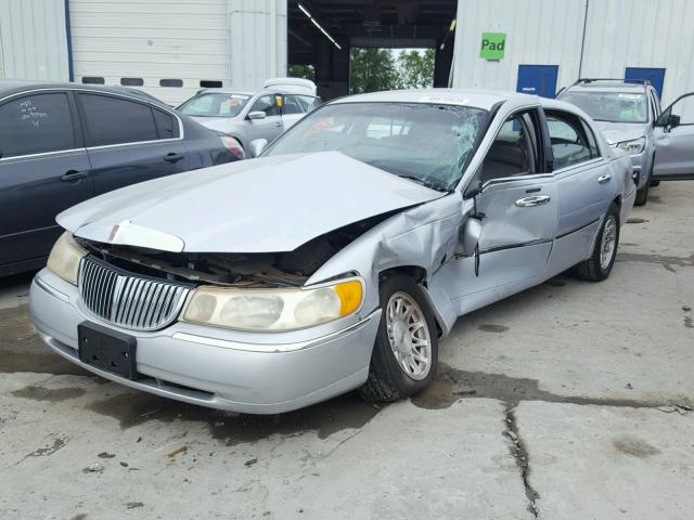 1LNFM82W0XY604475 - 1999 LINCOLN TOWN CAR S SILVER photo 2