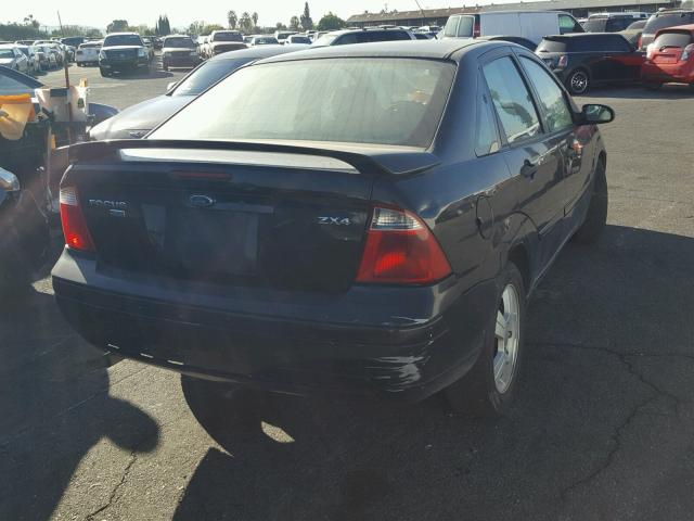 1FAHP34N16W132962 - 2006 FORD FOCUS ZX4 BLACK photo 4