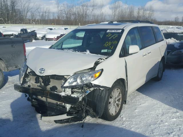 5TDDK3DC7CS032110 - 2012 TOYOTA SIENNA XLE WHITE photo 2