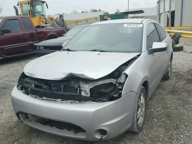 1FAHP32N89W152374 - 2009 FORD FOCUS SE SILVER photo 2