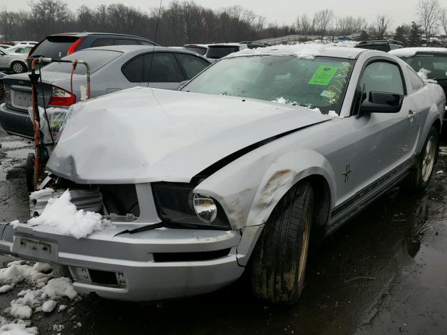 1ZVFT80NX75364464 - 2007 FORD MUSTANG SILVER photo 2