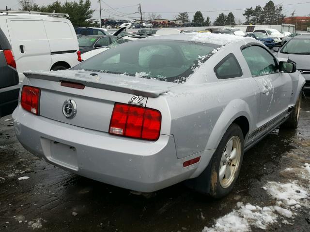 1ZVFT80NX75364464 - 2007 FORD MUSTANG SILVER photo 4