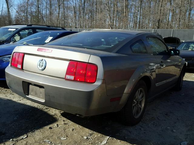 1ZVHT80N755179696 - 2005 FORD MUSTANG GRAY photo 4