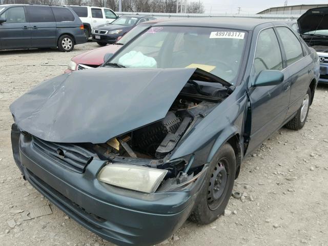 JT2BG22K7W0157430 - 1998 TOYOTA CAMRY CE GREEN photo 2