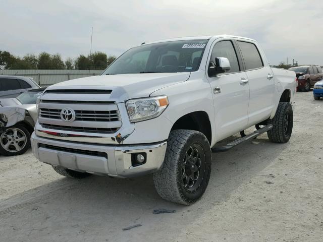 5TFAW5F10FX480637 - 2015 TOYOTA TUNDRA CRE WHITE photo 2