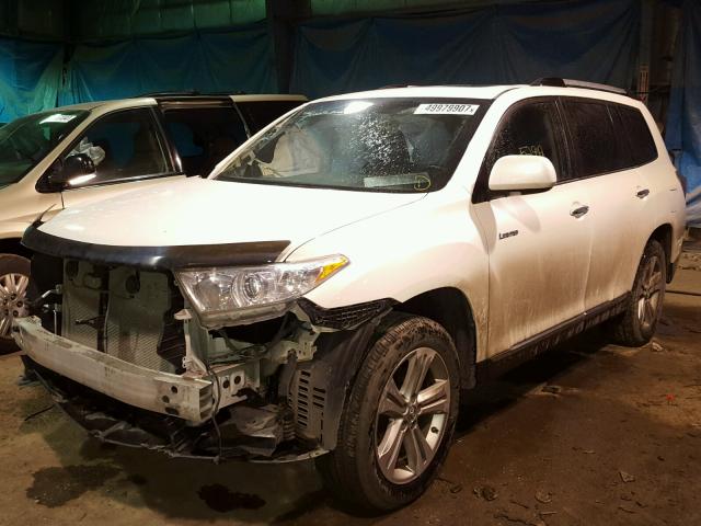 5TDDK3EH5DS242085 - 2013 TOYOTA HIGHLANDER WHITE photo 2