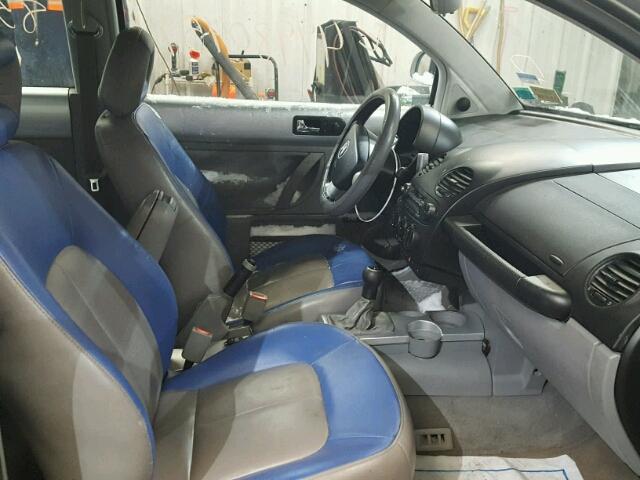 3VWDD21C0YM418848 - 2000 VOLKSWAGEN NEW BEETLE 银色 照片 5