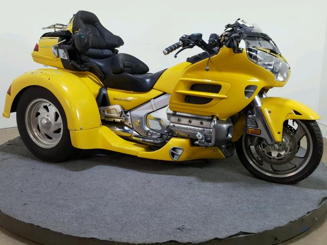 1HFSC47073A201458 - 2003 HONDA GL1800 YELLOW photo 2