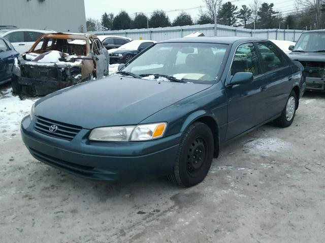 4T1BG22K2WU835898 - 1998 TOYOTA CAMRY CE GREEN photo 2