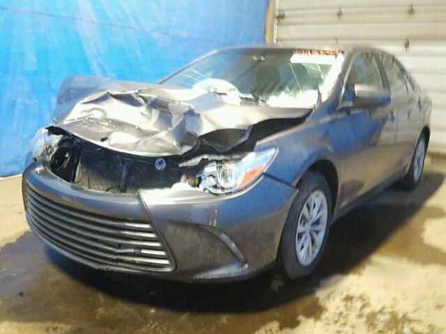 4T1BF1FK6GU246765 - 2016 TOYOTA CAMRY LE GRAY photo 2