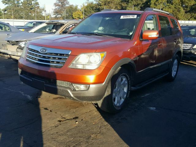 KNDJJ742795015892 - 2009 KIA BORREGO LX ORANGE photo 2