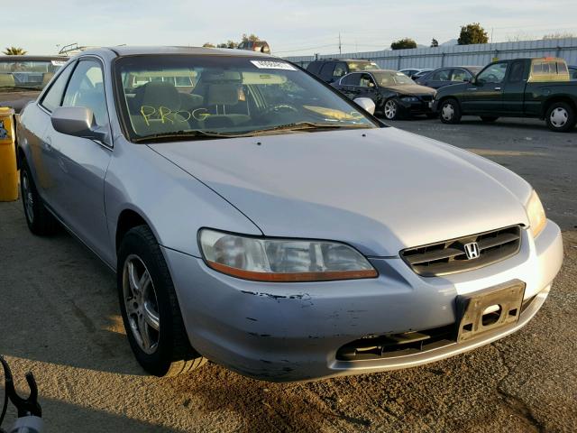 1HGCG2244YA025334 - 2000 HONDA ACCORD LX SILVER photo 1