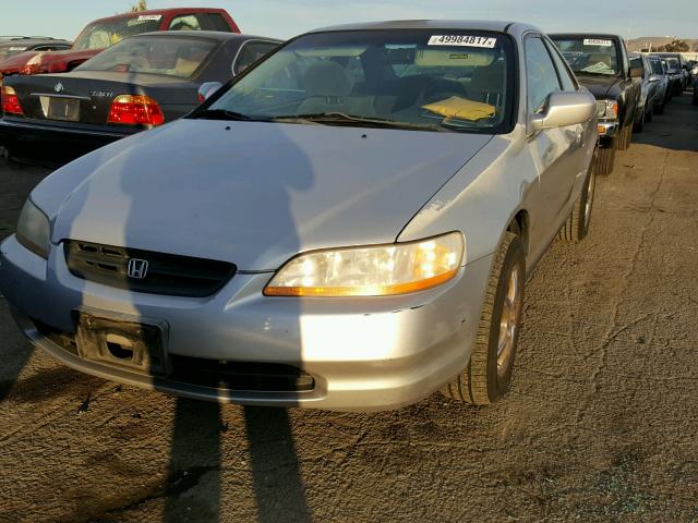 1HGCG2244YA025334 - 2000 HONDA ACCORD LX SILVER photo 2