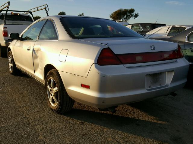 1HGCG2244YA025334 - 2000 HONDA ACCORD LX SILVER photo 3