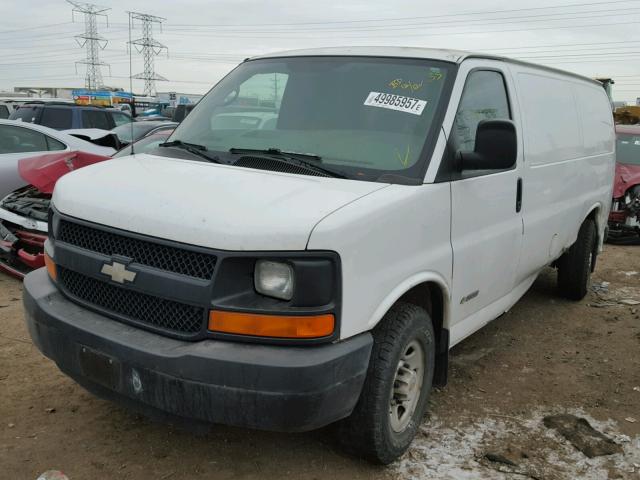 1GCGG25U551143917 - 2005 CHEVROLET EXPRESS G2 WHITE photo 2