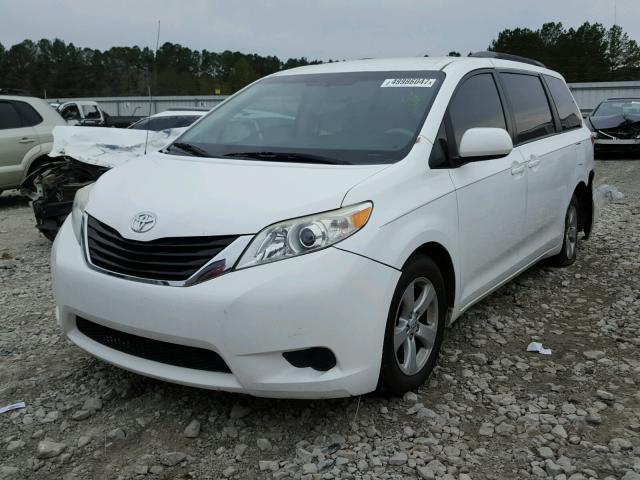 5TDKK3DC2CS195514 - 2012 TOYOTA SIENNA LE WHITE photo 2