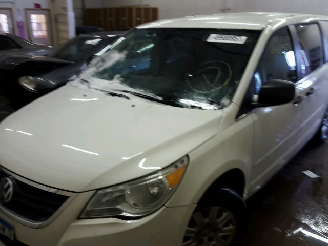 2V8HW44169R558955 - 2009 VOLKSWAGEN ROUTAN S WHITE photo 2