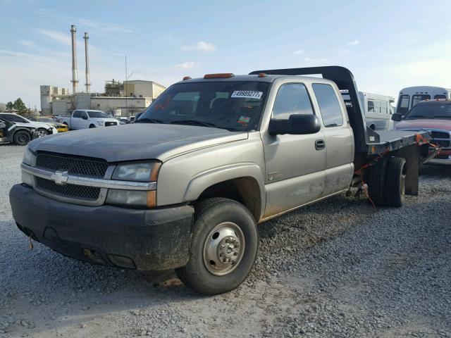 1GBJK39163E230536 - 2003 CHEVROLET SILVERADO SILVER photo 2