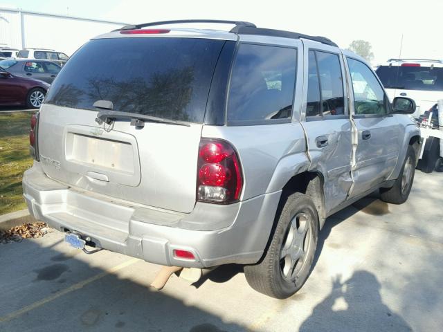 1GNDT13S372100644 - 2007 CHEVROLET TRAILBLAZE SILVER photo 4