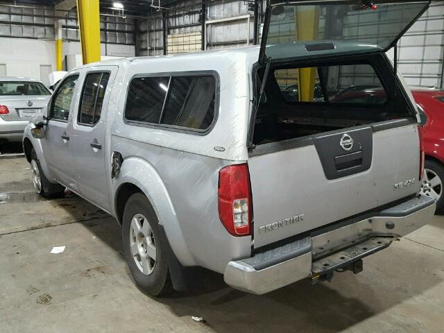 1N6AD07W76C453135 - 2006 NISSAN FRONTIER C SILVER photo 3