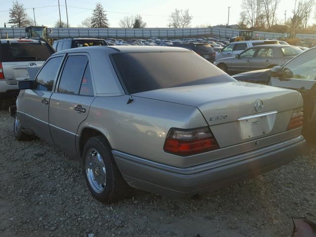 WDBEA32E8SC264595 - 1995 MERCEDES-BENZ E 320 BASE GRAY photo 3