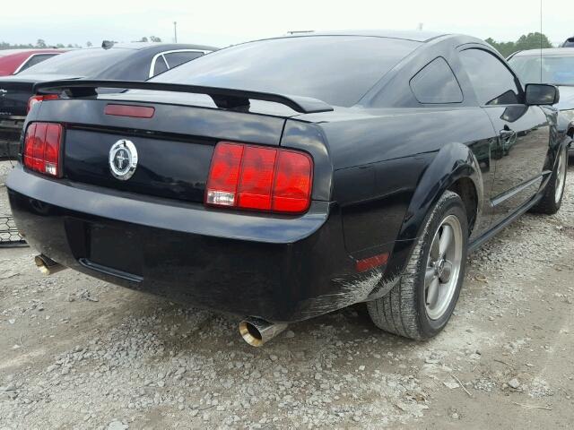 1ZVFT80N365166842 - 2006 FORD MUSTANG BLACK photo 4