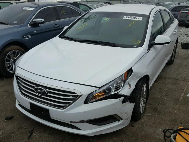 5NPE24AF6HH570772 - 2017 HYUNDAI SONATA SE WHITE photo 2