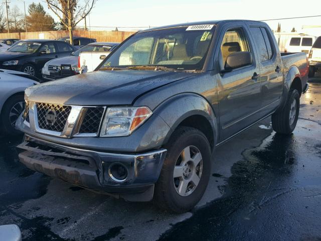 1N6AD07U25C464587 - 2005 NISSAN FRONTIER C CHARCOAL photo 2