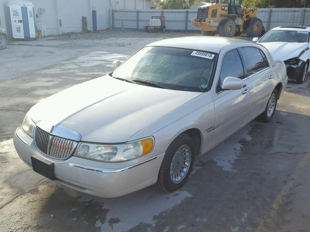 1LNHM83W0XY661282 - 1999 LINCOLN TOWN CAR C TAN photo 2