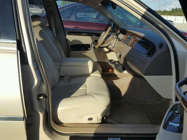 1LNHM83W0XY661282 - 1999 LINCOLN TOWN CAR C TAN photo 5