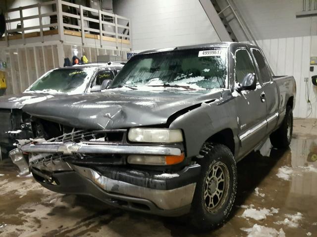 1GCEK19TX2E242318 - 2002 CHEVROLET SILVERADO GRAY photo 2