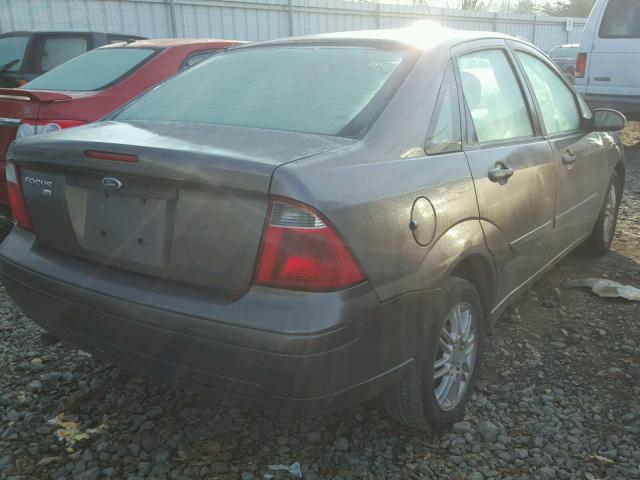 1FAFP34N57W255446 - 2007 FORD FOCUS ZX4 GRAY photo 4