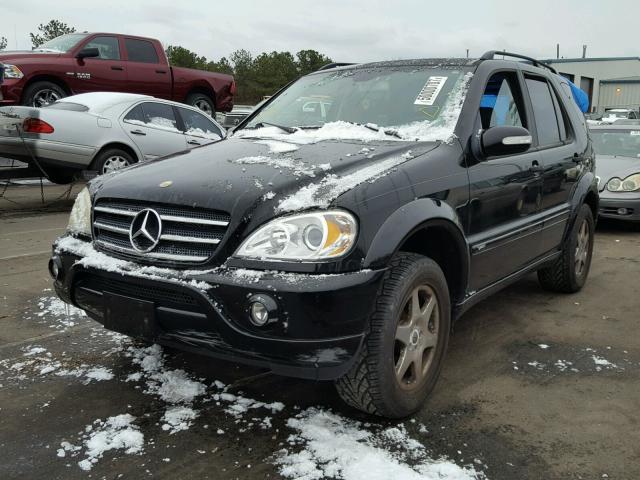 4JGAB54EX2A310327 - 2002 MERCEDES-BENZ ML 320 BLACK photo 2