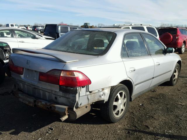 1HGCG5649WA018064 - 1998 HONDA ACCORD LX SILVER photo 4