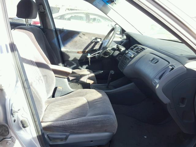 1HGCG5649WA018064 - 1998 HONDA ACCORD LX SILVER photo 5