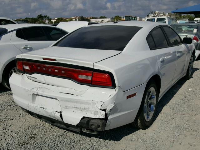 2B3CL3CG0BH506863 - 2011 DODGE CHARGER WHITE photo 4