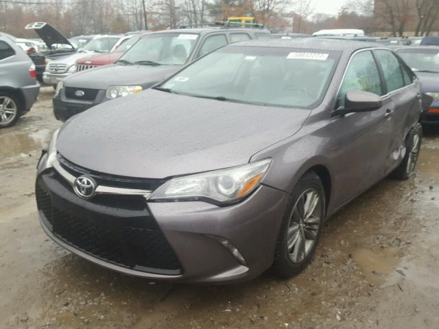4T1BF1FK9FU895877 - 2015 TOYOTA CAMRY LE GRAY photo 2