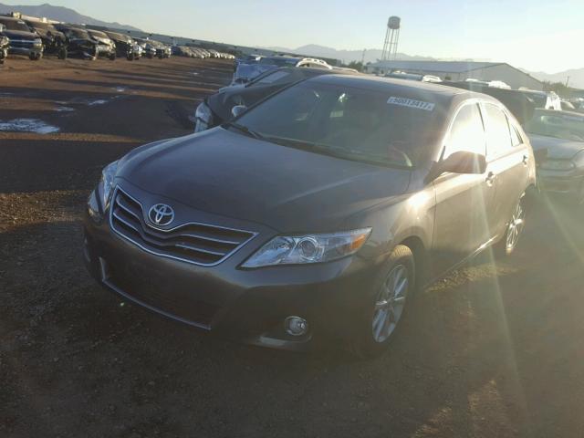 4T4BF3EKXBR122901 - 2011 TOYOTA CAMRY BASE GRAY photo 2