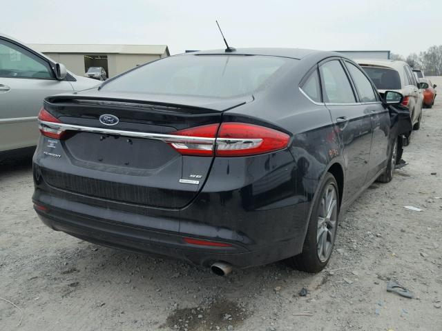 3FA6P0HD7HR332452 - 2017 FORD FUSION SE BLACK photo 4