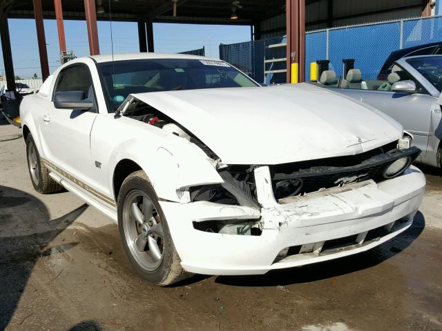 1ZVFT82H365159381 - 2006 FORD MUSTANG GT WHITE photo 1