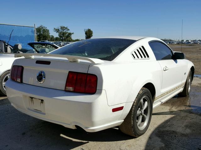 1ZVFT82H365159381 - 2006 FORD MUSTANG GT WHITE photo 4