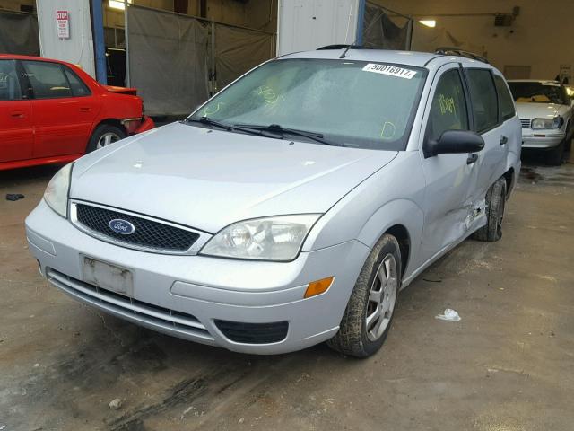 1FAFP36N65W286327 - 2005 FORD FOCUS ZXW SILVER photo 2