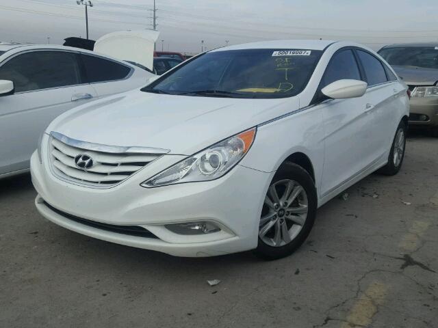 5NPEB4AC6DH713929 - 2013 HYUNDAI SONATA GLS WHITE photo 2