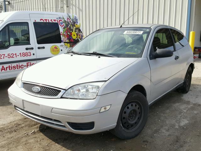 3FAFP31N25R147970 - 2005 FORD FOCUS ZX3 SILVER photo 2