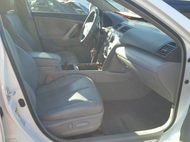 4T1BF3EK5BU632924 - 2011 TOYOTA CAMRY BASE WHITE photo 5