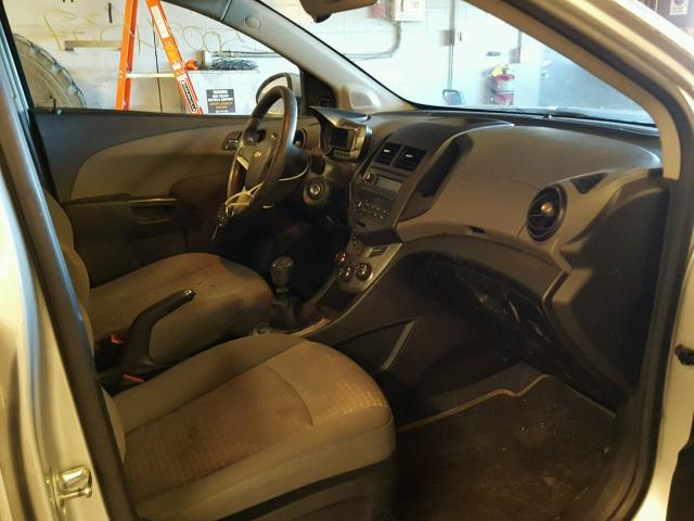 1G1JB6SH5C4102131 - 2012 CHEVROLET SONIC LS 银色 照片 5