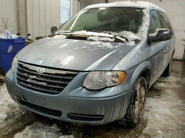 2C4GP44R95R161163 - 2005 CHRYSLER TOWN & COU BLUE photo 2