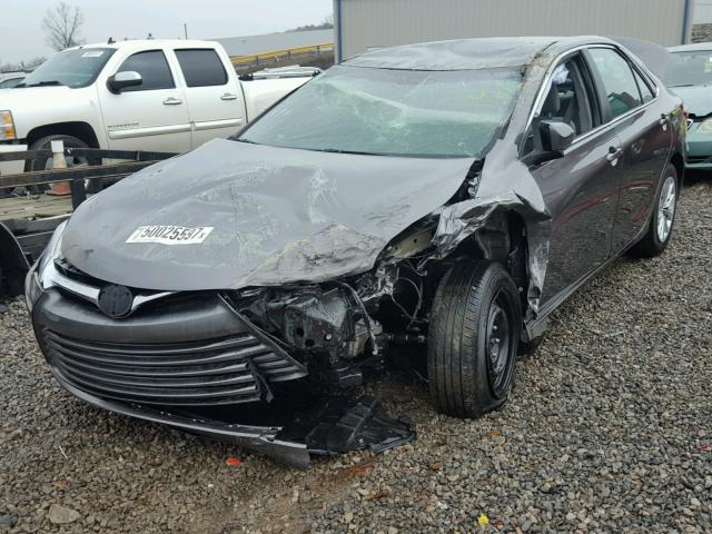 4T1BF1FK3HU782123 - 2017 TOYOTA CAMRY LE GRAY photo 2