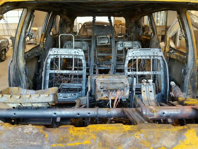 2V4RW3DG0BR637418 - 2011 VOLKSWAGEN ROUTAN SE MAROON photo 10